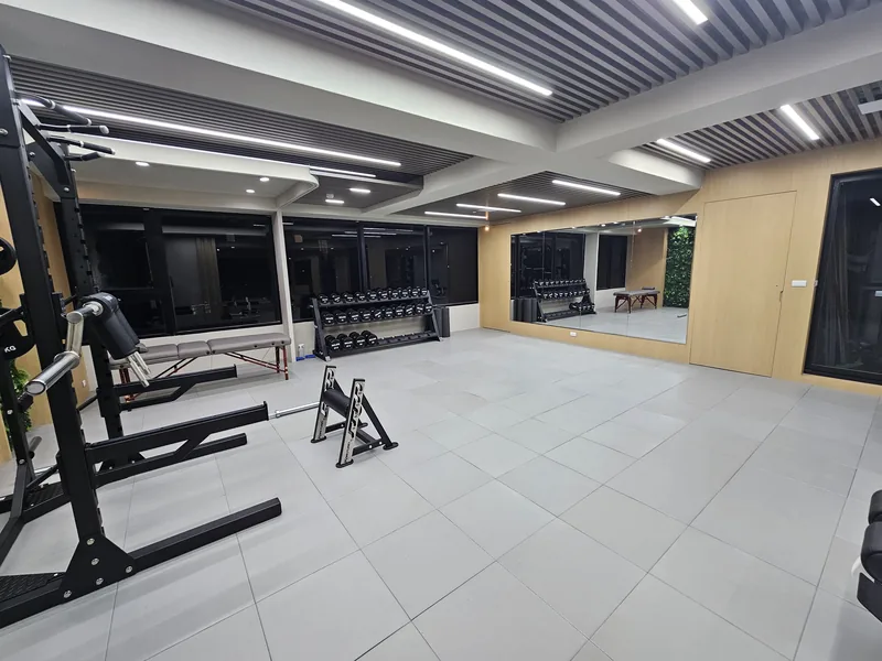 RELIFE Fitness 賦活運動（高雄楠梓右昌健身工作室）— 訓練區另一角度：啞鈴架、訓練椅與鏡牆展開的空間