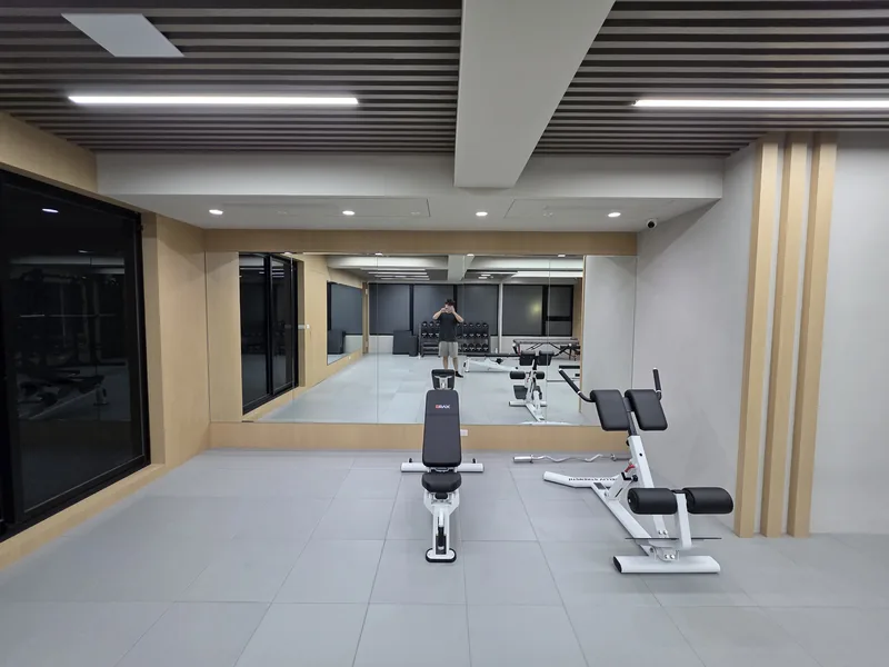 RELIFE Fitness 賦活運動（高雄楠梓右昌健身工作室）— 鏡牆訓練空間與腿部訓練機，可即時檢視動作